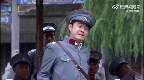 姨太和副官眉目传情，旅长没说话，假装枪走火毙了副官