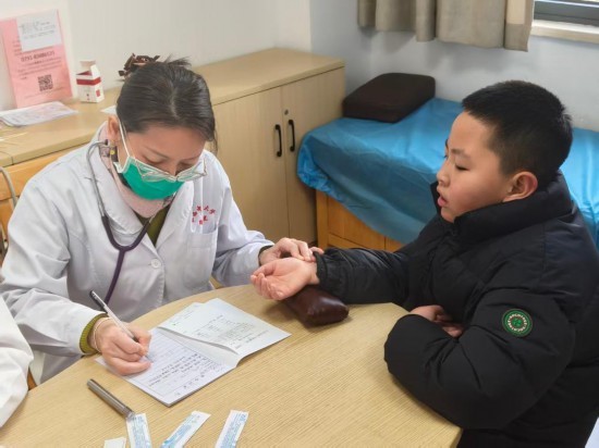 江西中医药大学临床医学院副院长、附属医院儿科负责人刘英（左）正在接诊。受访者供图