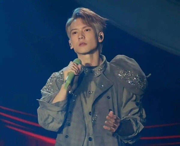 香港帅气男星曝同性恋情,和富二代男友人同游泰国,两人都是高颜值