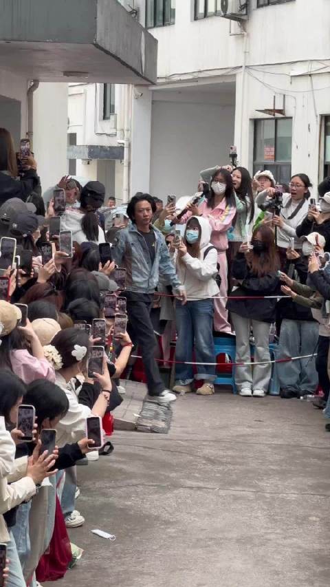 张凌赫出妆低调温柔显教养