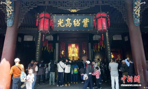 清明假期:成都武侯祠游人如织