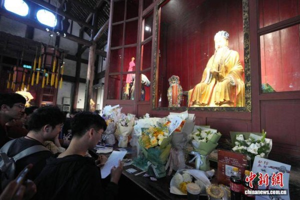 清明节前夕 民众到成都武侯祠为刘备、诸葛亮献花