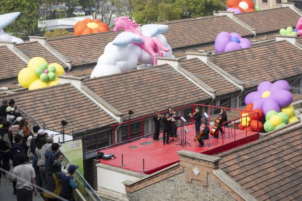 上海:百年弄堂屋顶奏响春日乐章