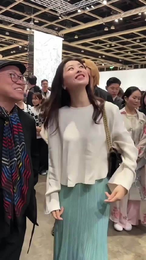 朱珠、徐明浩现身香港巴塞尔艺术展与叶锦添同框热聊朱珠徐明浩叶锦添