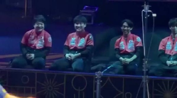 张本智和1比4输给林昀儒后,现场观看的比赛,有说有笑,心情调整的不错