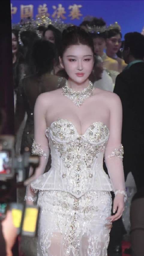 拍成了谍影重重的晃动镜头... 干脆配个电影的BGM了哈哈 选美冠军:陈蕾娜