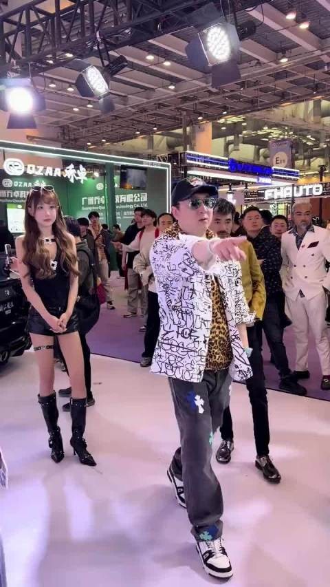 社会病态了，如今，没营养的搞怪成了主流