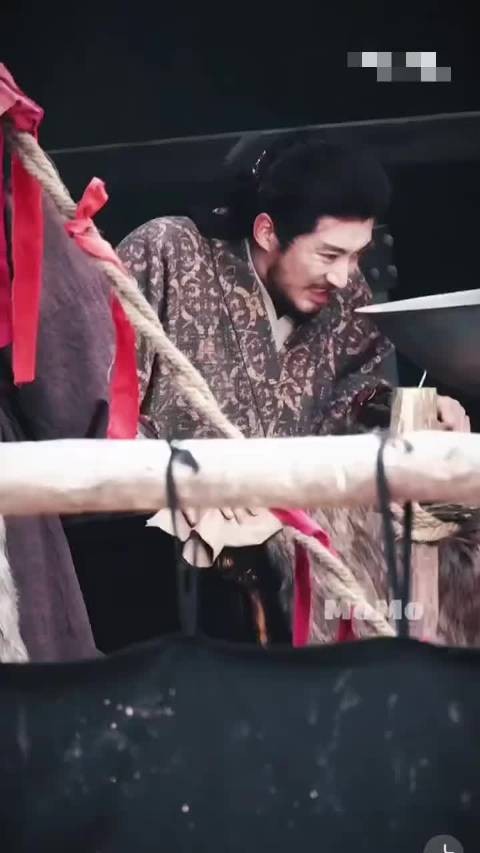 刘学义江山大同造型曝光,雕花椅扶膝气场强大