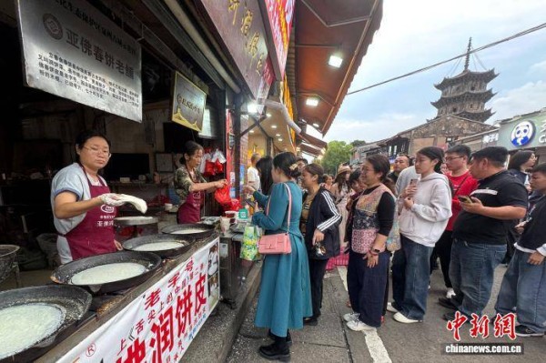 泉州清明食俗浓:一张润饼皮 四代“守”艺人