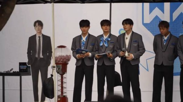 身穿制服的完整体WANNA·ONE!