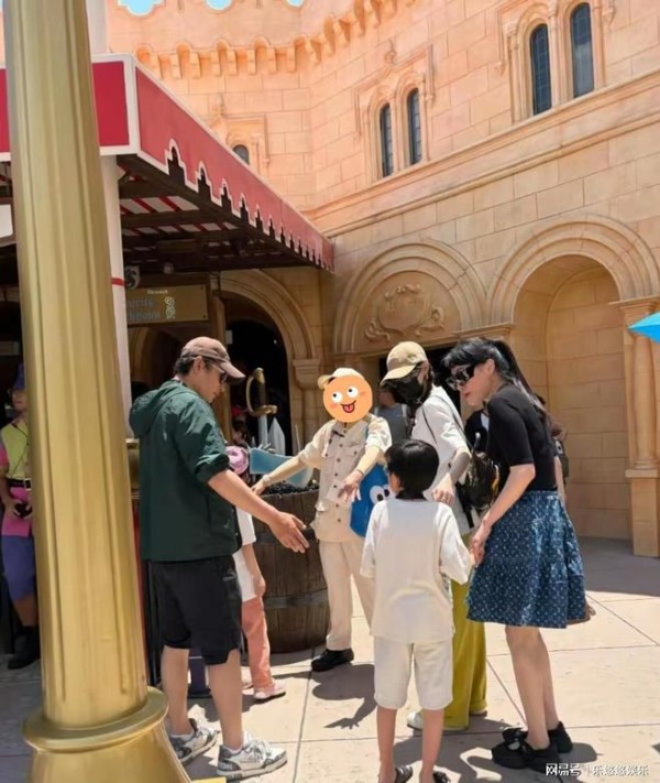 唐嫣罗晋终于合体,带女儿新加坡游玩,唐嫣给父女俩拍照好甜蜜