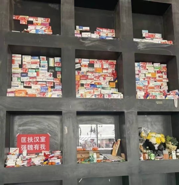 这个清明节全网最火的就是曹孟德了,谁能想到,曹操墓前全是布洛芬。