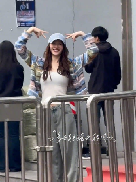 李小冉50岁状态，我的老天奶呀，她怎么能这么好看？