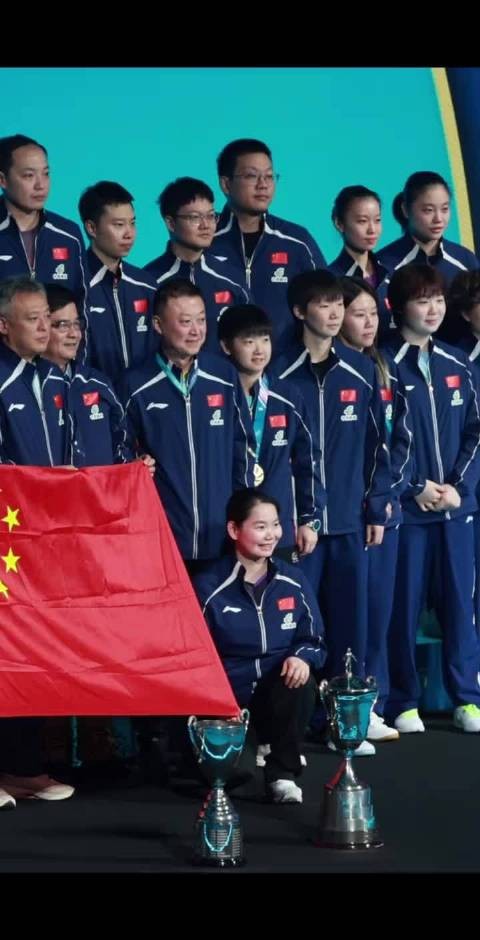 孙颖莎何卓佳共享奖杯,马琳搀扶五星红旗差点摔倒瞬间