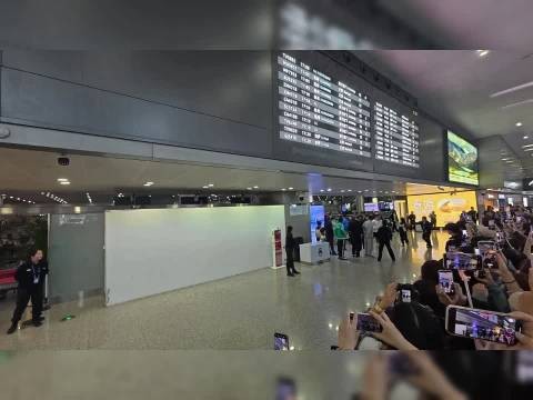 莎莎和大头的人气，很多娱乐圈的明星都比不上，全都是举着手机录视频拍照的