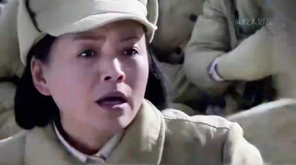 女兵见一群男兵在撒尿赶忙上前制止，原来高原上撒尿会死人