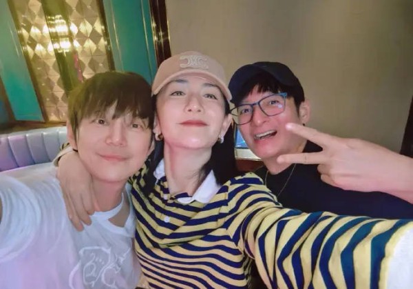 谢娜晒与何炅李维嘉合照，氛围温馨