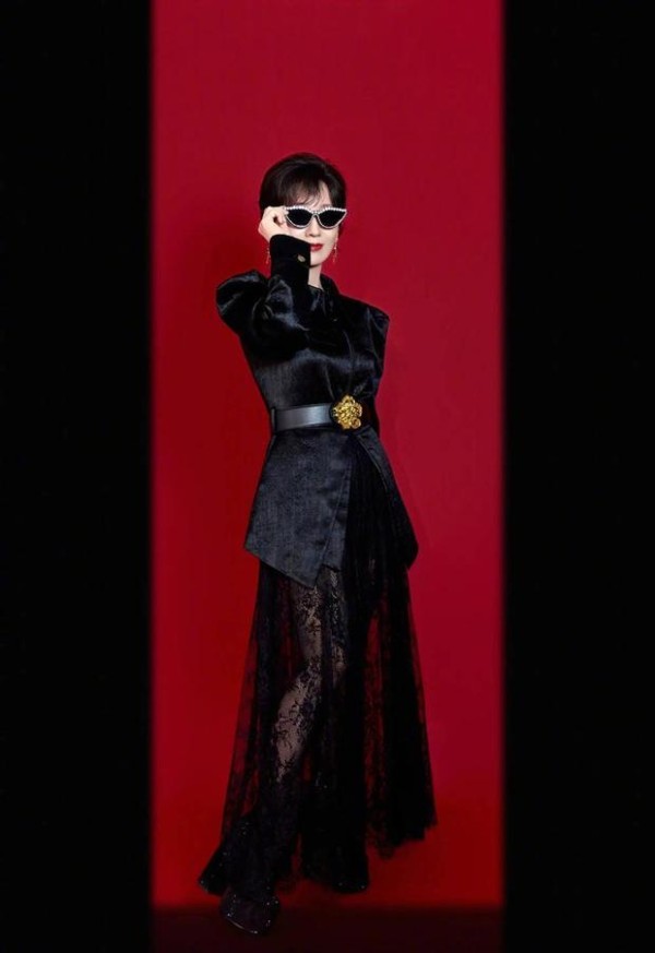 赵雅芝黑衣飒爽,戴墨镜散发神秘感。