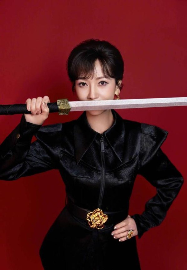 赵雅芝单手持剑尽显侠女风范