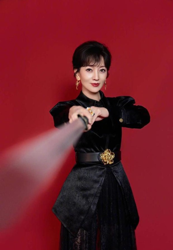 赵雅芝长剑出鞘,侠女气质尽显。