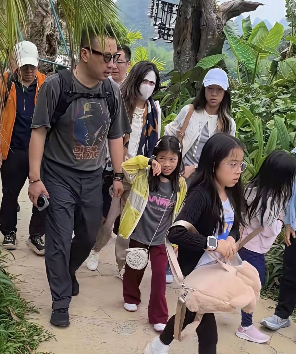 霍启刚带仨娃游广西,穿橘色外套走在队伍最后,满身疲惫好真实