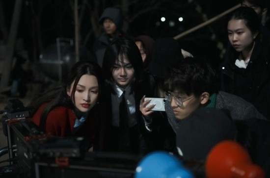 金莎、蓝灿昭在片场