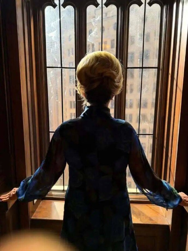 《穿普拉达的女王2》发布终极预告；《美国恐怖故事》第13季开拍