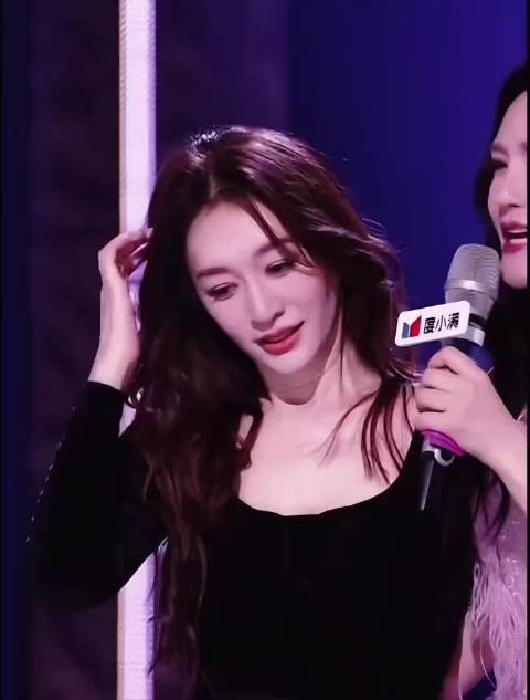 李小冉舞台松弛幽默被称微醺状态,冻龄颜值圈粉