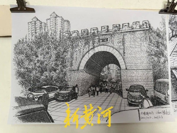 82岁济南大爷退休后拿起钢笔,用上万笔勾勒城市建筑,“每一幅都是‘会说话的老照片’”