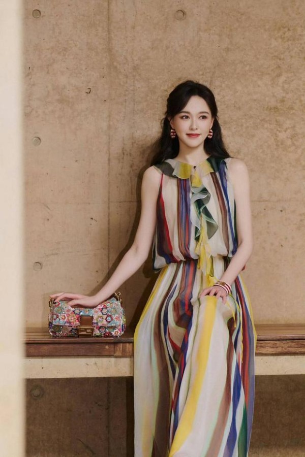 唐嫣穿撞色纱裙明艳动人。