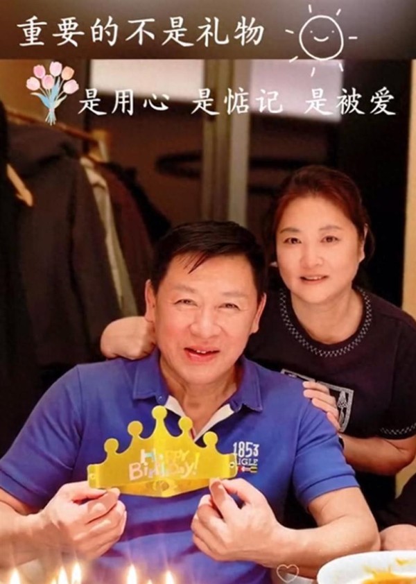 63岁胡亚捷与妻子汤静同框庆生，结婚34年仍甜蜜如初，惹何音羡慕