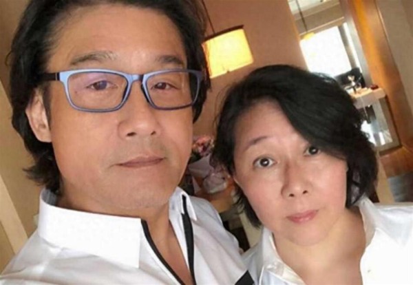 68岁梁家辉暴瘦，陪妻逛街仍手牵手，结婚40年零绯闻