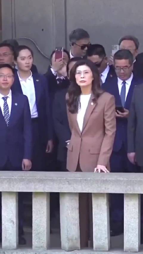 郑丽文主席，还是很有范儿的！ 她身后我们的美女保镖也不逊色