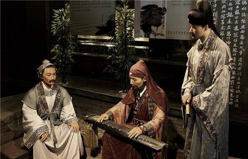 苏小妹为难和尚,上联面对面吃面,和尚对的下联让她羞得走开