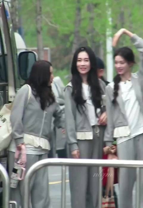 阚清子、温峥嵘、张艺上一起比心和粉丝打招呼好有爱！