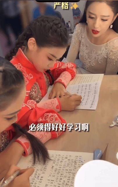 佟丽娅舞台剧后台帮小酒窝辅导作业，宠娃似亲妈