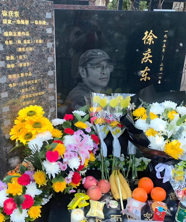 女星王茜给导演男友扫墓！挚爱离世12年，58岁的她至今单身