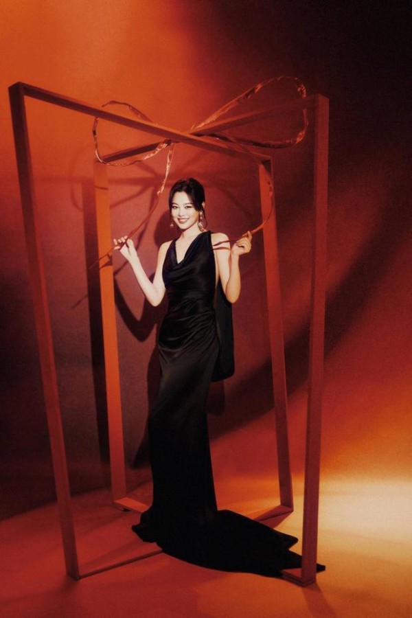 辛芷蕾身材高挑，气质在线。