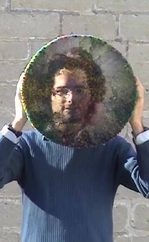 男子用4000根吸管拼出人脸图案