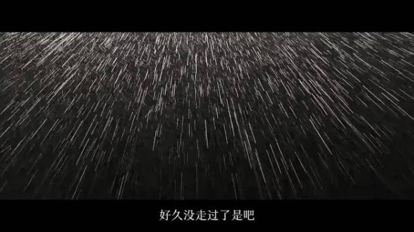 辉辉表演受老师表扬，冒雨回家急与妈妈分享喜悦