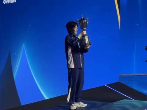 我觉得哥是故意的，非得抵抗下，展示出妹宝对他和对别人不一样