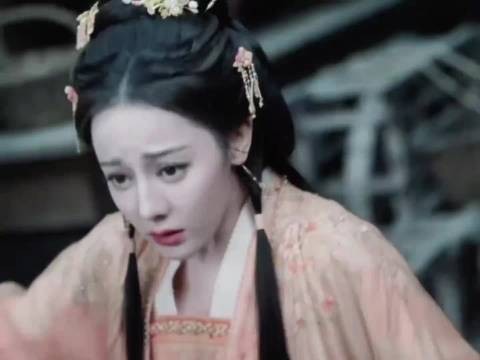 迪丽热巴新造型惊艳亮相，艳鬼风格引热议