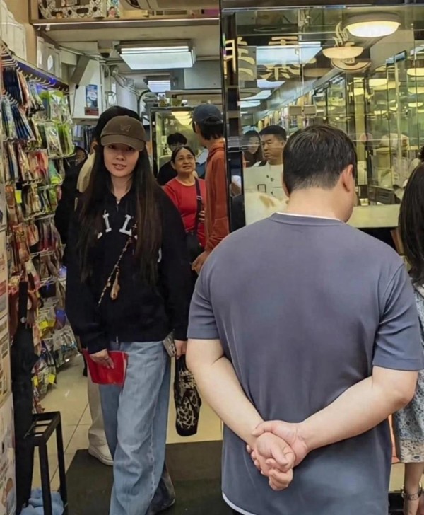 44岁郭碧婷素颜携家人香港逛街，宽松穿搭似女大学生超减龄！