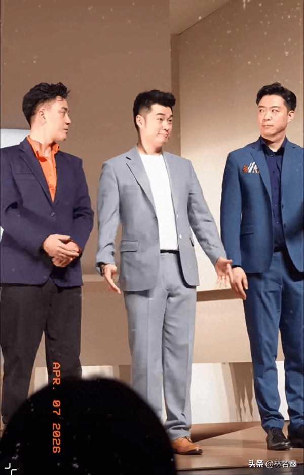 邓超Angelababy打卡陈赫话剧被偶遇,散场邓超频频回头,同框重聚戳满满回忆杀