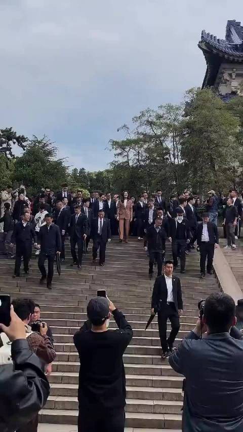 郑丽文时隔21年再来大陆拜谒中山陵，希望台湾早点回归，完成祖国统一！