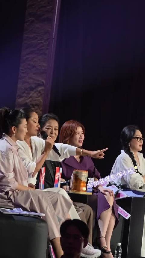 瞿颖自嘲未成团太优秀，倪萍插不上话