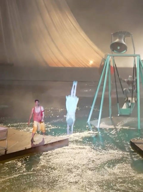 国外也有同款“水花消失术”！