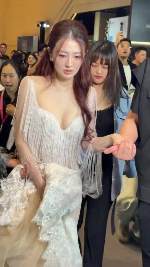 徐璐太美了，走路很快