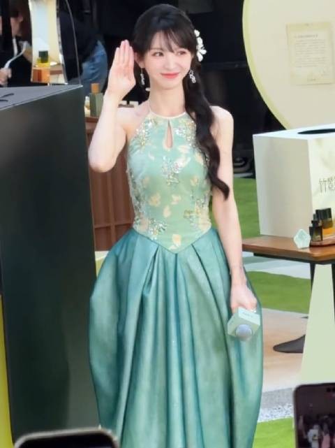 感觉田曦薇是一年比一年美了,果然是红气养人,今年完全是颜值巅峰了