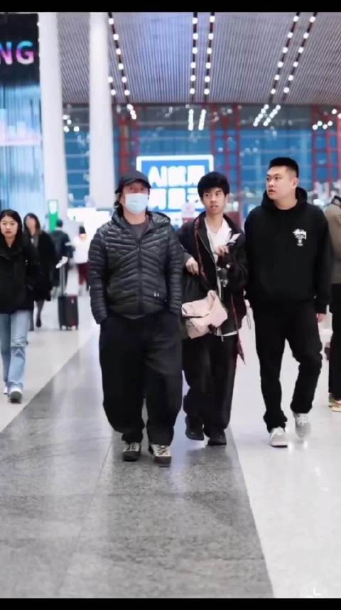 郑钧送儿子出国上学两人依依不舍,15岁的jagger和爸爸走在一起简直一模一样!